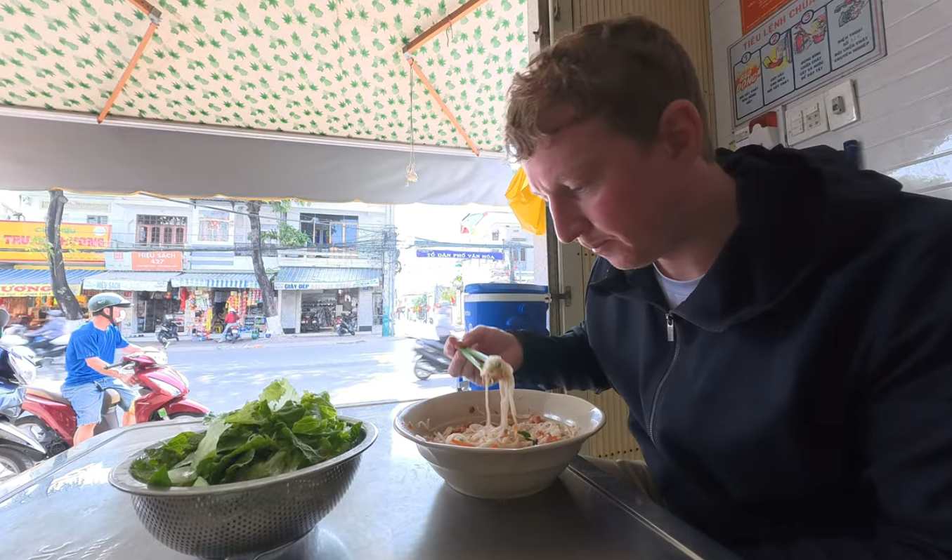 Dalton thưởng thức ẩm thực địa phương trong chuyến du lịch Lâm Đồng