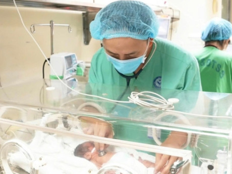"Cuộc chiến" 120 ngày của em bé chào đời chỉ nặng 500 gram và chồng bệnh án lên đến 2kg