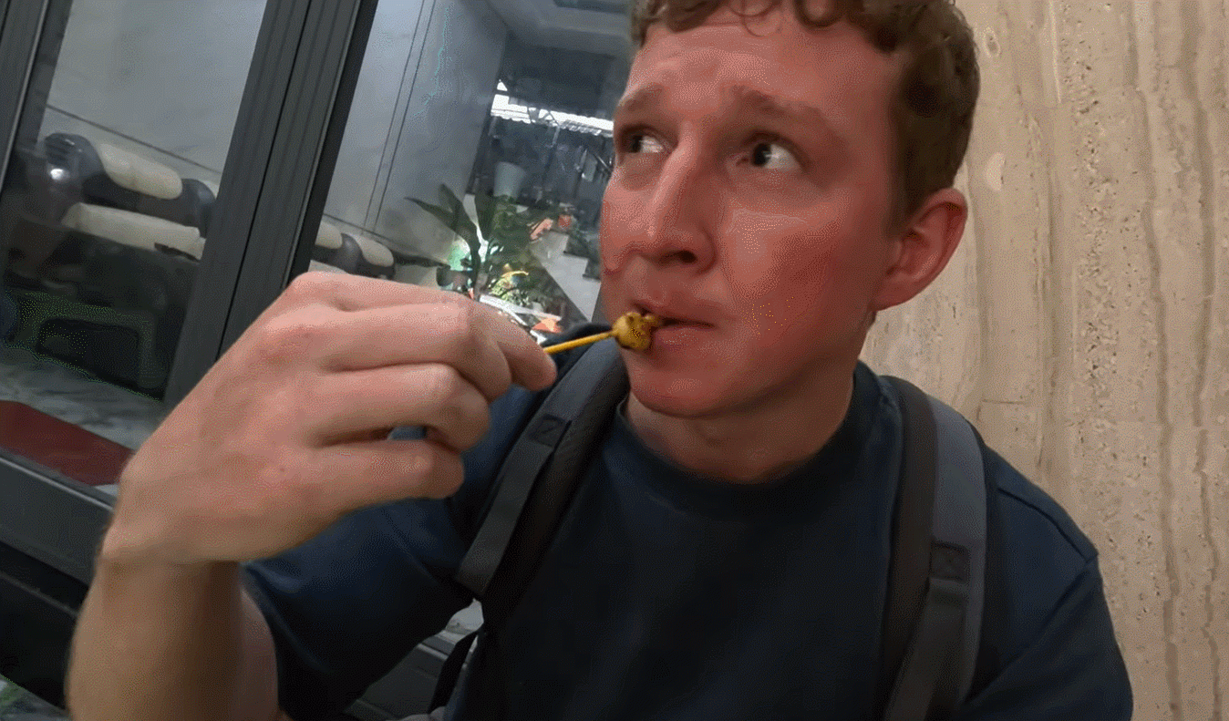 Du khách người Mỹ khen răng mực giòn sần sật