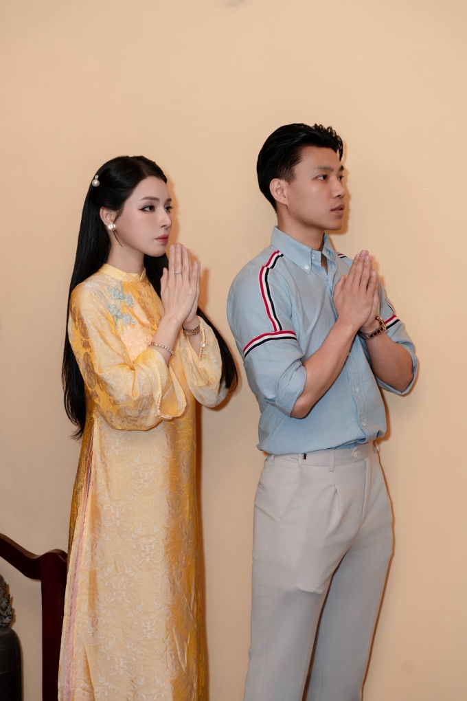 Văn Thanh và Bích Hạnh tìm hiểu nhau từ năm 2023 nhưng đến 2024 mới lộ những dấu hiệu hẹn hò. Đúng vào dịp sinh nhật 29 tuổi cựu ngôi sao HAGL công khai đăng ảnh chụp cùng bạn gái. Kể từ đó, hai người không ngần ngại sánh bước bên nhau, thể hiện tình cảm trên trang cá nhân.