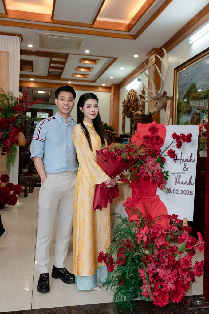 Cầu thủ Văn Thanh chuẩn bị một bó hoa tông đò đồng điệu với mâm lễ vật để dành tặng bạn gái trong ngày dạm ngõ. Cách đây hơn một tuần, vào dịp sinh nhật của mình, Văn Thanh hé lộ đã cầu hôn bạn gái tại một resort ven biển hồi cuối tháng 1.