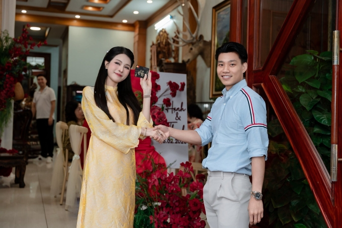 Một trong những khoảnh khắc đáng nhớ của lễ dạm ngõ được Bích Hạnh chia sẻ là khi chồng chưa cưới trao cho cô hai chiếc thẻ đen ngân hàng. Đây được coi là biểu trưng cho việc đàng trai tin tưởng, giao cho đàng gái vai trò tay hòm chìa khóa tài chính gia đình. Thẻ đen ngân hàng là loại thẻ dành cho các khách hàng VIP/VVIP có tài sản lớn và chi tiêu cao của các ngân hàng.