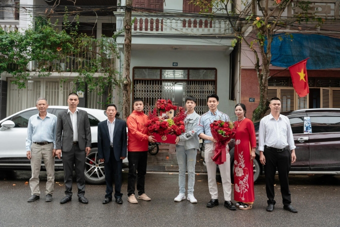 Văn Thanh sinh năm 1996, quê Hải Dương, được đánh giá là một trong những hậu vệ phải hàng đầu Việt Nam nhiều năm qua. Anh gia nhập CLB Công an Hà Nội từ năm 2023, góp công vào chức vô địch V-League 2023 và ngôi á quân Cup các CLB Đông Nam Á 2024-2025. Đầu tháng 6 năm nay, anh gia hạn hợp đồng với đội bóng tới năm 2028.