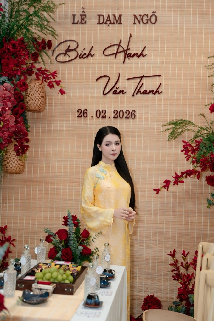 Bích Hạnh sinh năm 1993, quê Nam Định, là gymer có hơn 600.000 người theo dõi trên Instagram. Cô theo đuổi phong cách gợi cảm, thường xuyên chia sẻ hình ảnh tập luyện và thời trang, đồng thời kinh doanh trong lĩnh vực thẩm mỹ và nhà hàng, quán cà phê tại Hà Nội và Nam Định.