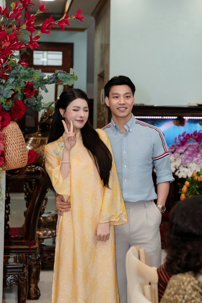 Không cần quá hoàn hảo, chỉ cần đúng người, đúng khoảnh khắc. Món quà mở đầu cho lời hứa, lời cam kết quan trọng nhất, dành cho một người vô cùng đặc biệt. Làm vợ anh nhé!, Văn Thanh khi đó viết cho Bích Hạnh.