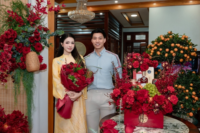 Tối 21/4, hot girl Bích Hạnh lần đầu hé lộ về lễ dạm ngõ được tổ chức tại tư gia nhà gái ở Nam Định từ 26/2. Theo cô, đây là bước khởi đầu cho hành trình mới của mình và chồng sắp cưới - cầu thủ Văn Thanh. Lễ dạm ngõ được diễn ra theo nghi thức truyền thống, có sự góp mặt của người thân hai bên gia đình. Đây là buổi lễ để hai nhà cùng trò chuyện, hỏi thăm nhau và bàn tính về hôn lễ của các con.