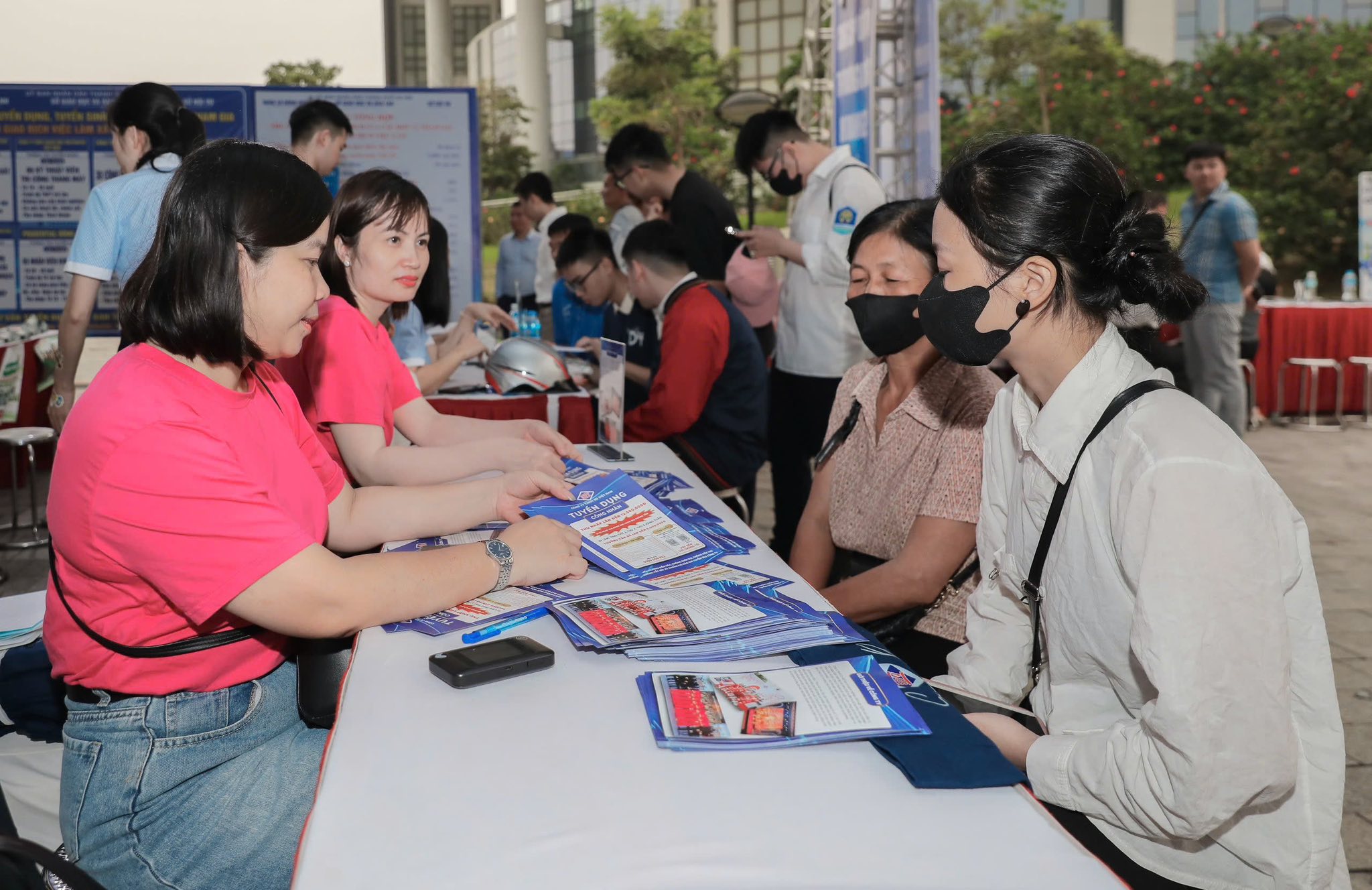 Tư vấn thủ tục hưởng trợ cấp thất nghiệp cho người lao động tại Hà Nội. Ảnh minh hoạ: HCES