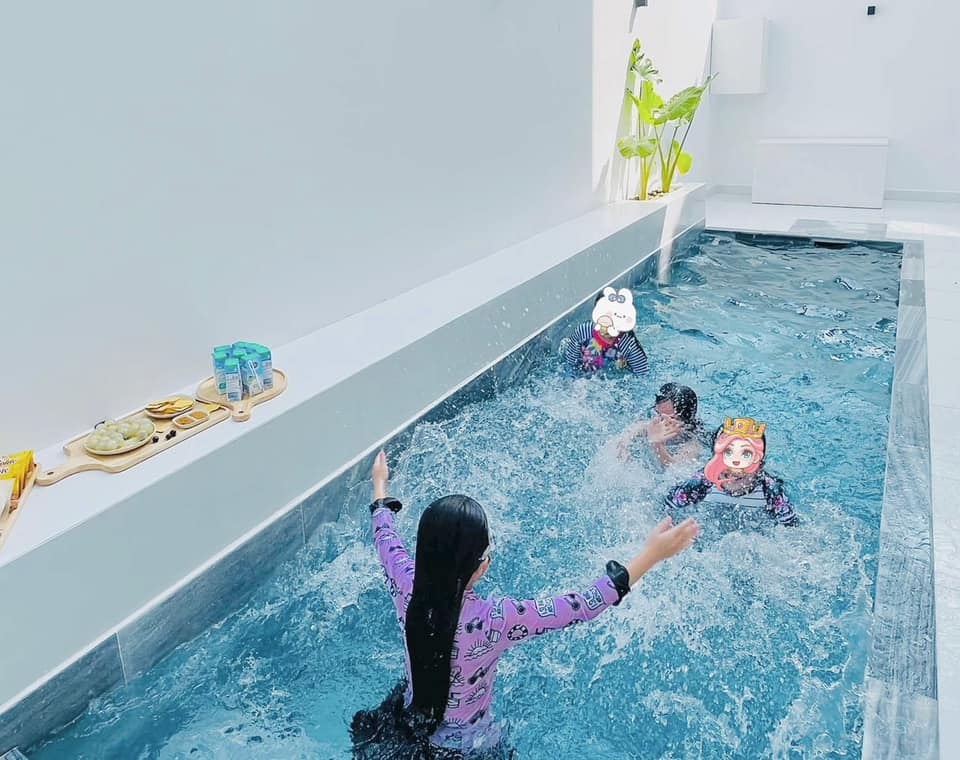 Không gian biệt thự trắng 300 m2 của Thủy Tiên - 4