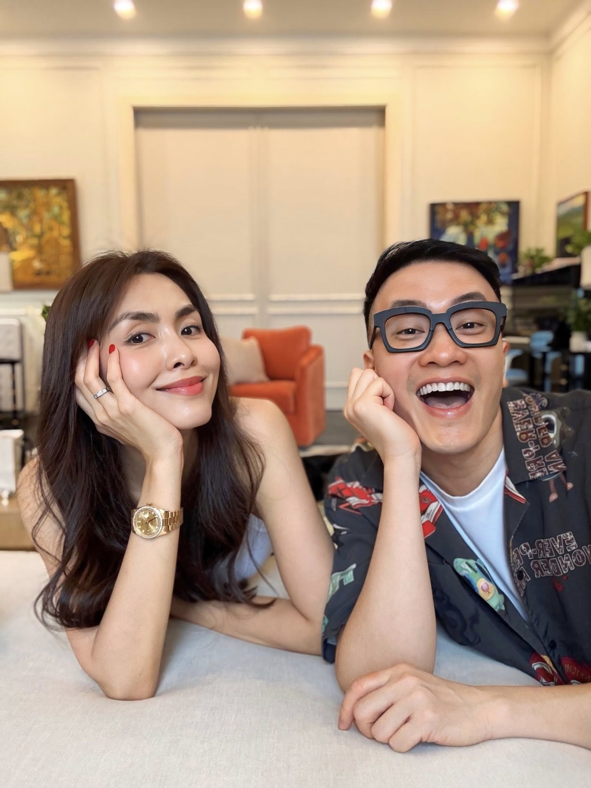 Tháng 10/2025, Tăng Thanh Hà dành thời gian gặp gỡ, trò chuyện và thổi nến cùng Lương Mạnh Hải nhân dịp cô tròn 39 tuổi. Con dâu vua hàng hiệu Johnathan Hạnh Nguyễn mặc trang phục tối giản và tạo điểm nhấn bằng đồng hồ cao cấp.