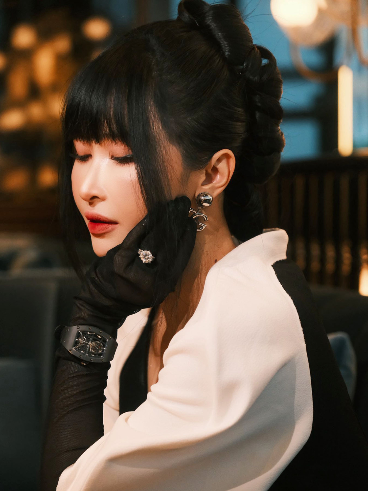 Là vợ doanh nhân Minh Nhựa - một trong những tay chơi Richard Mille khét tiếng tại Việt Nam, Mina Phạm cũng sở hữu bộ sưu tập đồng hồ xa xỉ đáng mơ ước. Tháng 9/2025, cô khoe mẫu RM 74-01 cá tính vừa bổ sung vào tủ đồ triệu đô.