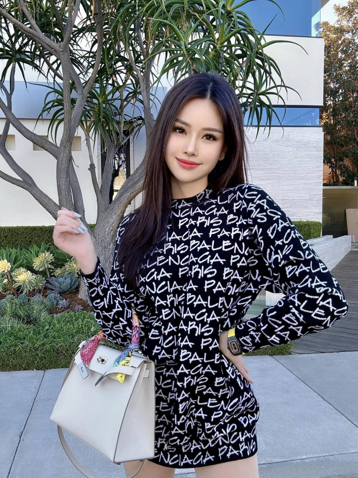 Cựu người mẫu Đào Lan Phương - con dâu tỷ phú Hoàng Kiều - liên tục sử dụng đồng hồ Richard Mille RM 07-01 và phối cùng đủ kiểu váy áo.