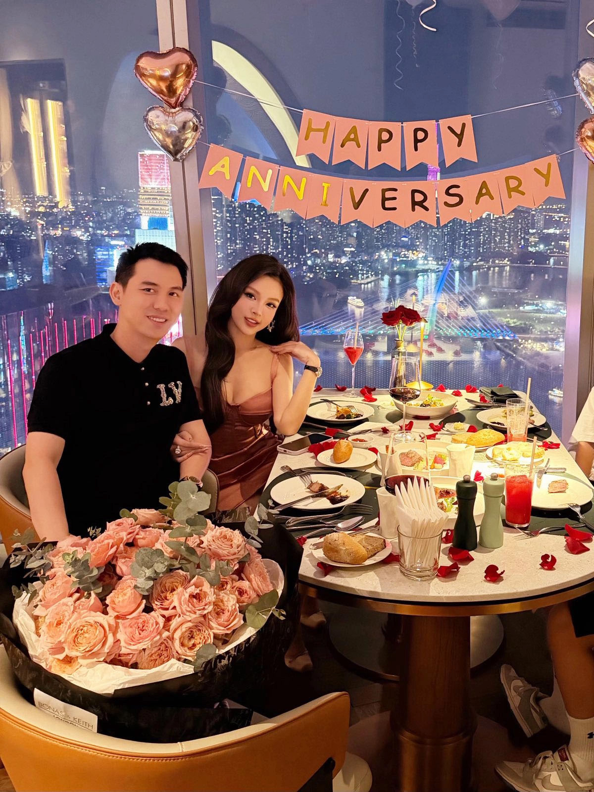 Hôm 9/4, Huyền Baby cùng ông xã - doanh nhân Quang Huy - đi ăn tối tại một nhà hàng trên cao ở TP HCM nhân kỷ niệm 13 năm cưới và 15 năm gắn bó. Trong buổi hẹn hò lãng mạn, chị đẹp 37 tuổi đeo nhẫn kim cương khổng lồ và đồng hồ kim cương lấp lánh.