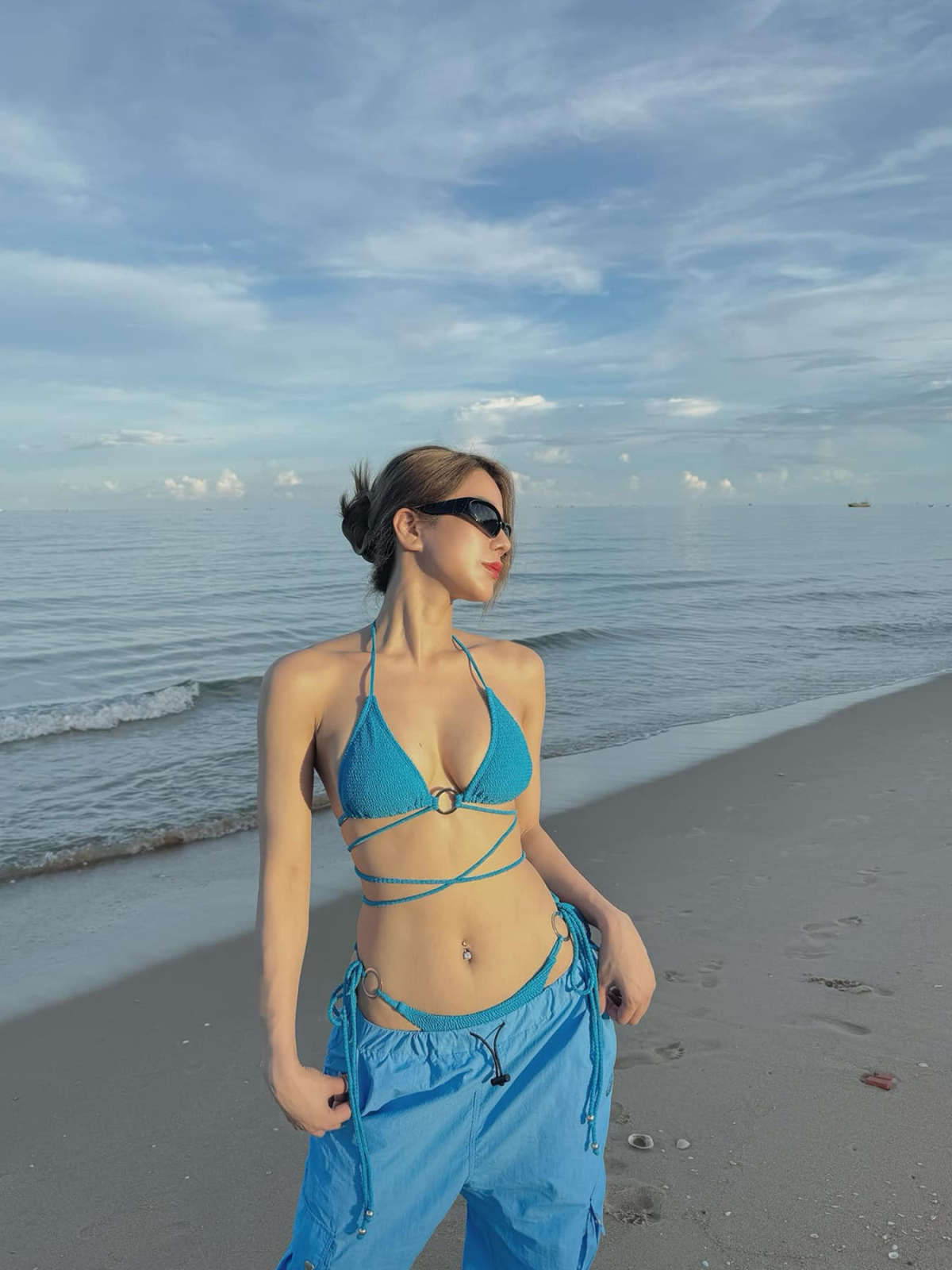Chị đẹp còn áp dụng mốt quần cạp trễ lộ dây bikini, thu hút ánh nhìn vào vòng hông nở nang.