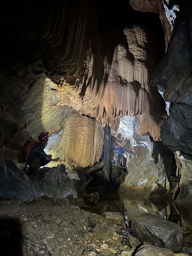Hình ảnh bên trong hang Nước Lặn