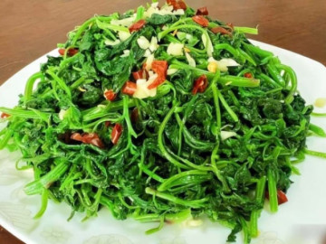 Loại rau dại được ví như siêu thực phẩm bị lãng quên, giúp bổ máu, tốt xương, ổn định huyết áp, trộn tỏi ớt cực ngon