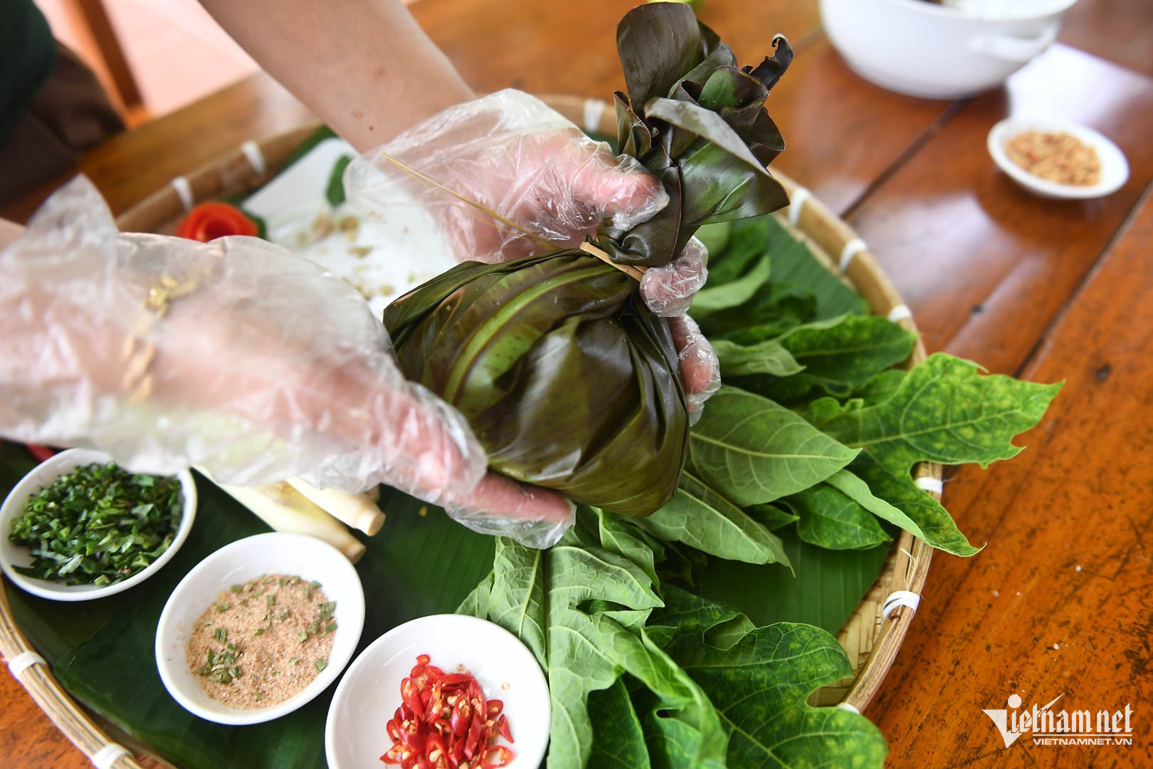 Cá trắm hấp lá đu đủ