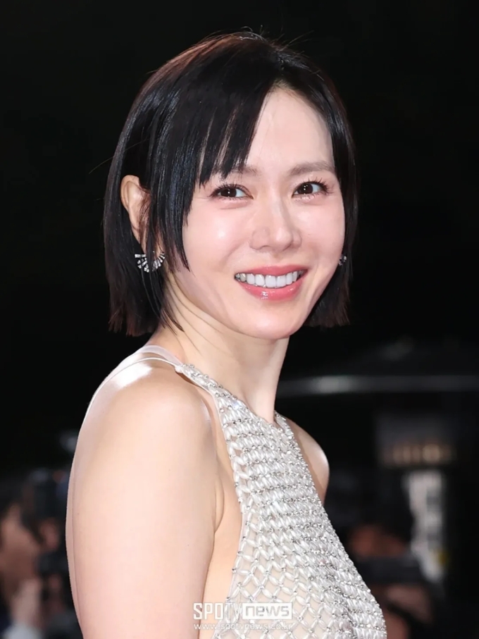 Tại lễ trao giải Rồng Xanh 2025 (Blue Dragon Film Awards), Son Ye Jin gây bất ngờ với kiểu tóc ngắn cá tính. Ảnh: Sportv News