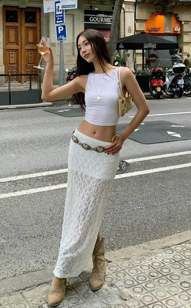 Váy cạp trễ - biểu tượng của thập niên 2000 - quay trở lại và khuấy đảo các sàn diễn thời trang năm nay. Khác với váy ngủ satin, váy cạp trễ toát lên sự phóng khoáng, nổi loạn. Thiết kế phù hợp với những cô gái có vòng eo nhỏ.