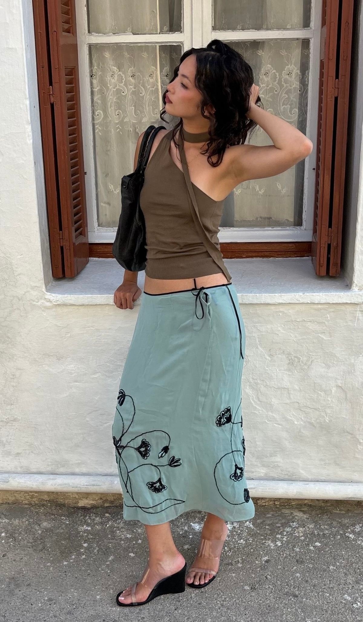 Váy midi xanh ngọc được xếp vào nhóm váy hot năm nay nhờ tông màu này đang được đẩy mạnh ở nhiều lĩnh vực. Theo WWW, xanh ngọc khá tôn da, tạo vẻ tươi mới, gợi liên tưởng tới đại dương, thiên nhiên.