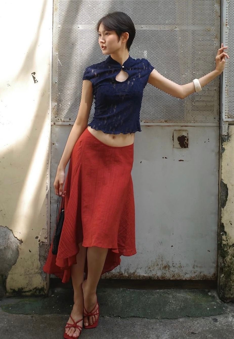 Mùa Hè năm nay, các cô gái tiếp tục được trải nghiệm váy midi bất đối xứng. Theo WWW, các đường cắt chéo, lệch ở gấu tạo ra điểm nhấn hút mắt, tôn chân hơn.