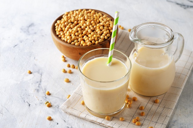 Sữa đậu nành giàu canxi và protein thực vật là loại đồ uống lành mạnh.