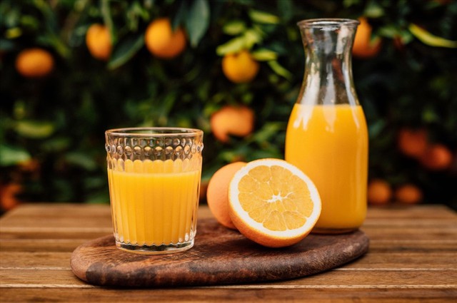 Nước cam không chỉ chứa canxi, vitamin D mà còn dồi dào vitamin C hỗ trợ sức khỏe tổng thể.