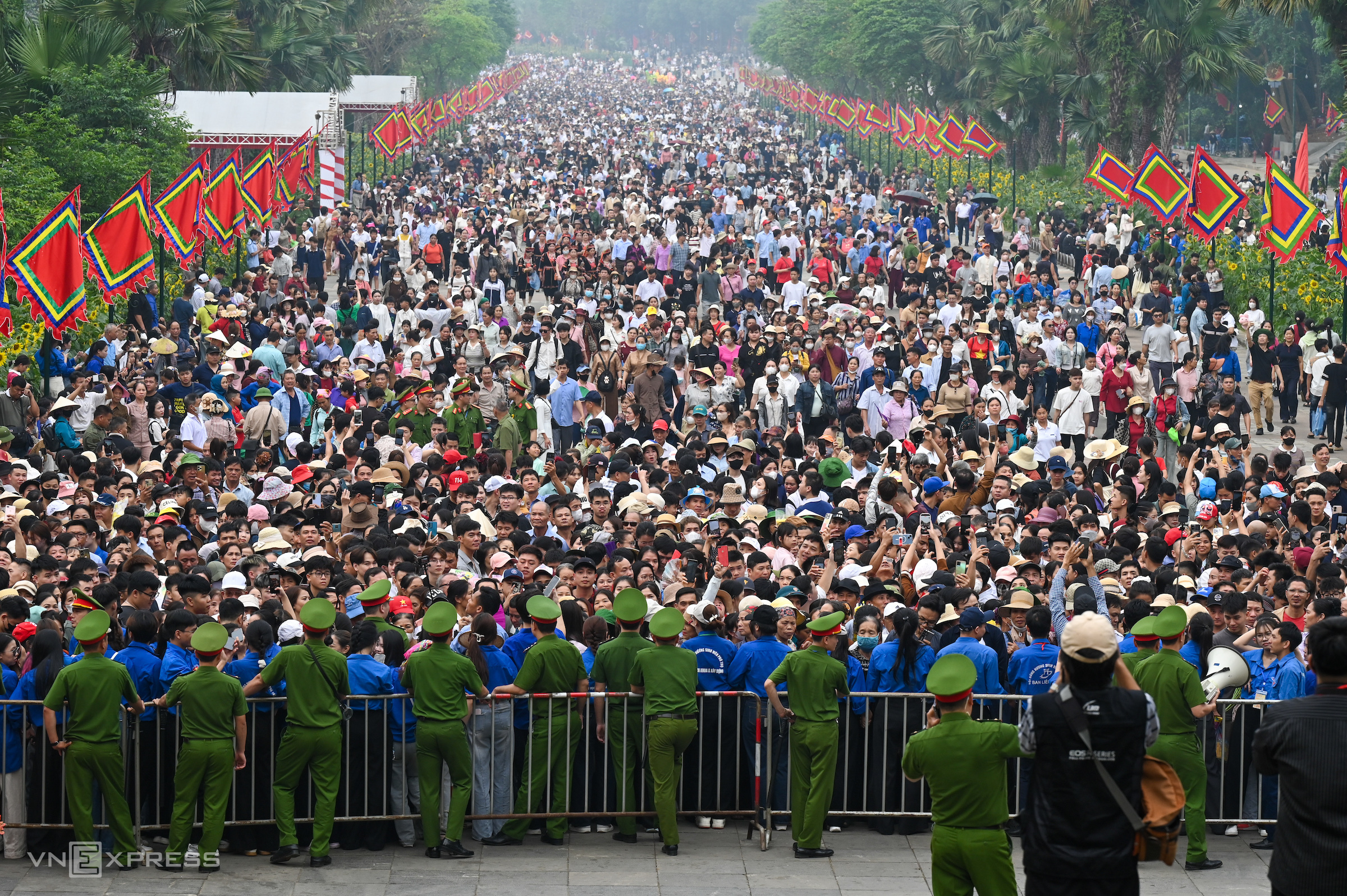 Biển người đổ về đền Hùng - 1