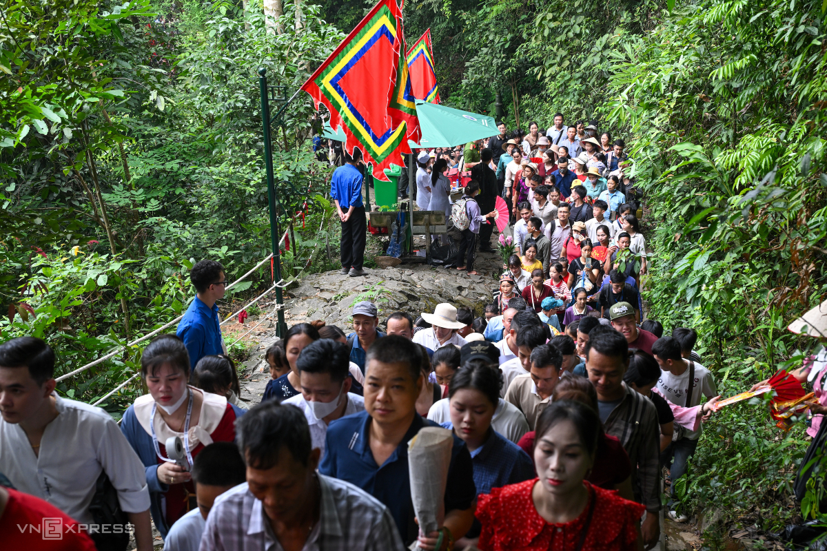 Biển người đổ về đền Hùng - 8