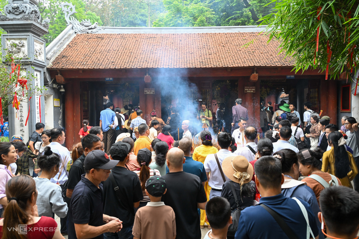 Biển người đổ về đền Hùng - 12