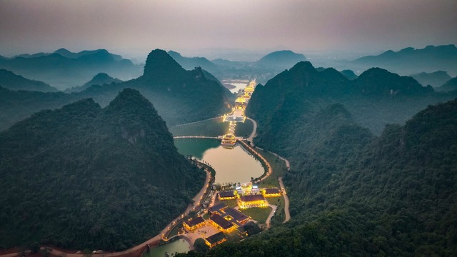 Thung Ui- khu du lịch văn hóa, tâm linh và nghỉ dưỡng mới nổi. Nơi đây được ví như một nàng thơ hay nốt trầm an yên nhờ vẻ đẹp sơn thủy hữu tình, bao quanh là các dãy núi đá vôi hùng vĩ và hồ nước tĩnh lặng..