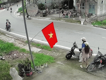 Clip: Hai thanh niên lao xe máy lên vệ đường, đâm đổ xe rồi bỏ chạy