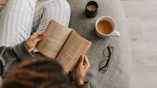 Đọc sách là thói quen tốt cho người ngưỡng tuổi 50.