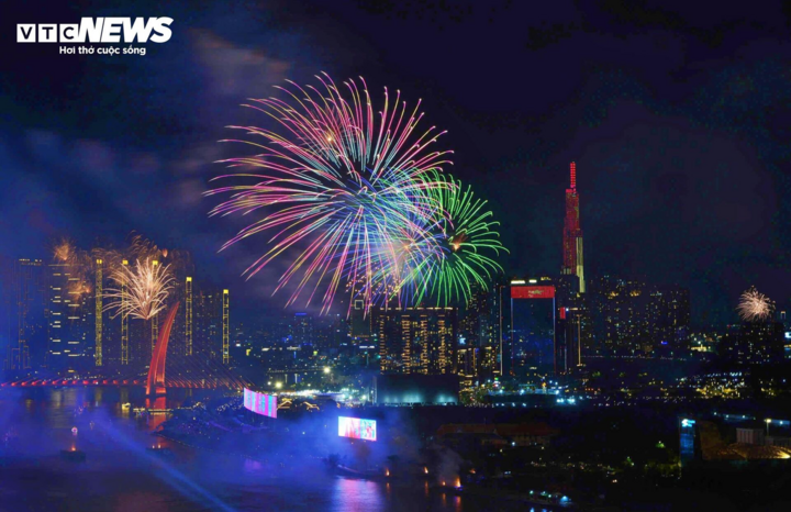 Tại khu vực trung tâm TP.HCM, người dân có nhiều lựa chọn cho trải nghiệm đêm pháo hoa từ cao cấp đến bình dân. (Ảnh: Lương Ý)