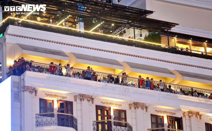 Các khách sạn, hàng quán ở những tòa nhà cao tầng dọc đường Tôn Đức Thắng luôn là lựa chọn yêu thích của du khách xem pháo hoa. (Ảnh: Lương Ý)