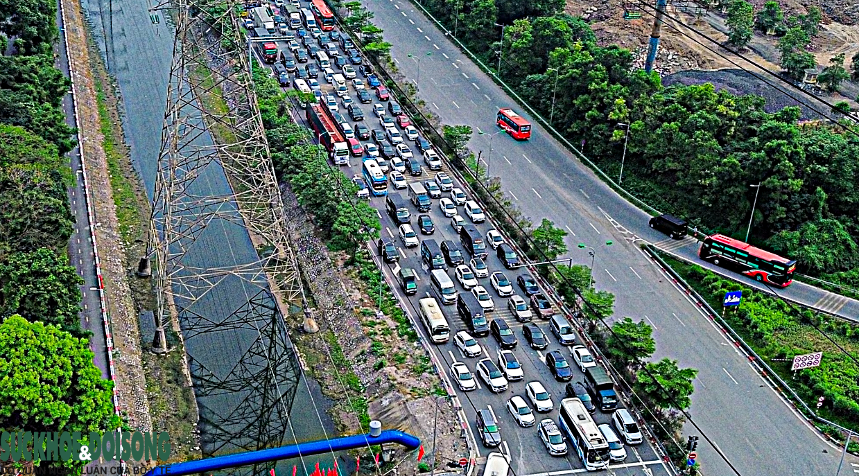 Lượng phương tiện tăng cao, nhiều đoạn buộc phải di chuyển chậm, đặc biệt là một số đoạn lối ra, nút giao để vào thành phố.