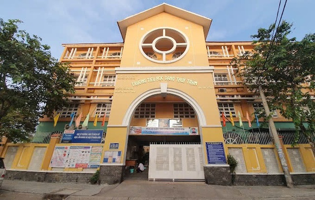 23 học sinh và 2 bảo mẫu Trường Tiểu học Đặng Thuỳ Trâm nghi bị ngộ độc thực phẩm.