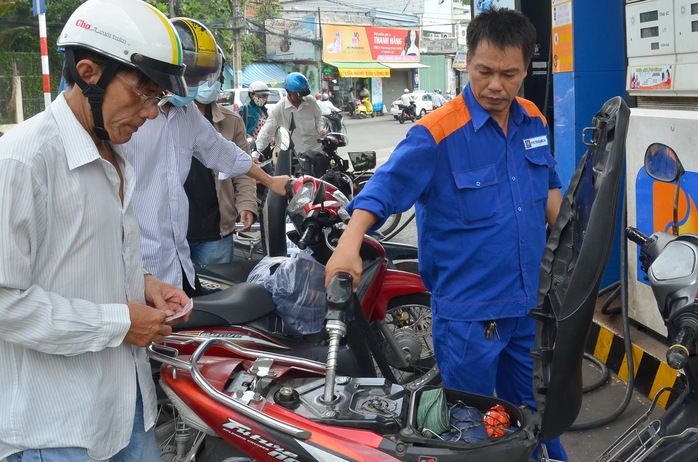 Giá xăng dầu sẽ được điều hành vào chiều mai 29-4