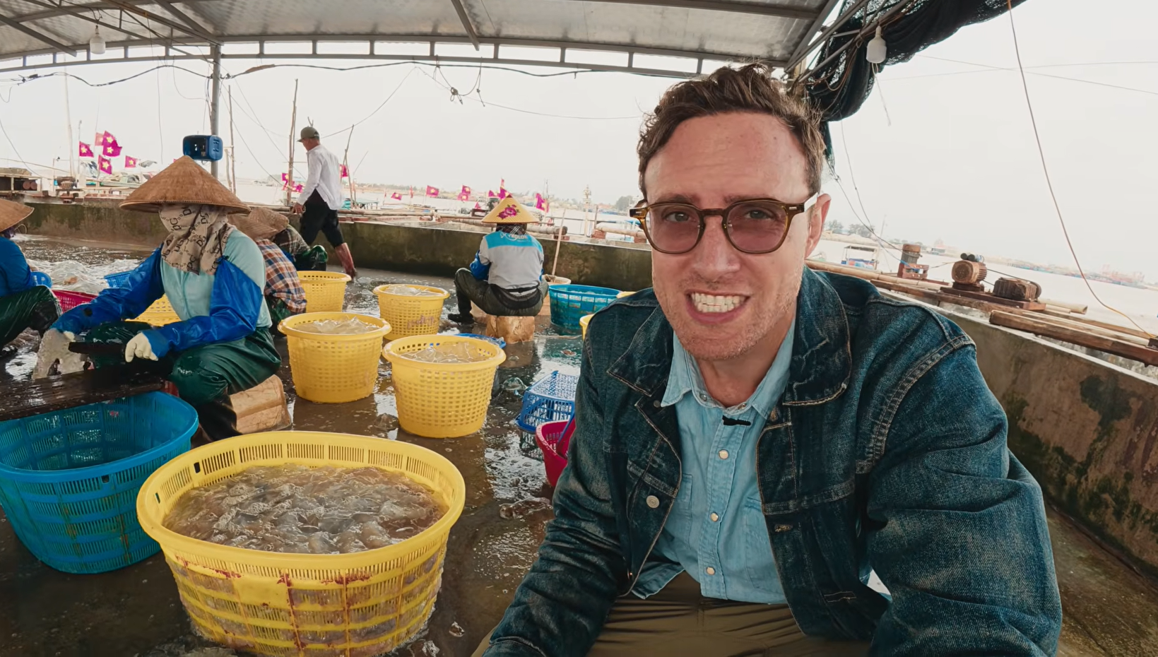 Andrew tới vùng biển xã Hải Thịnh để tìm hiểu về công việc sơ chế sứa biển của người địa phương