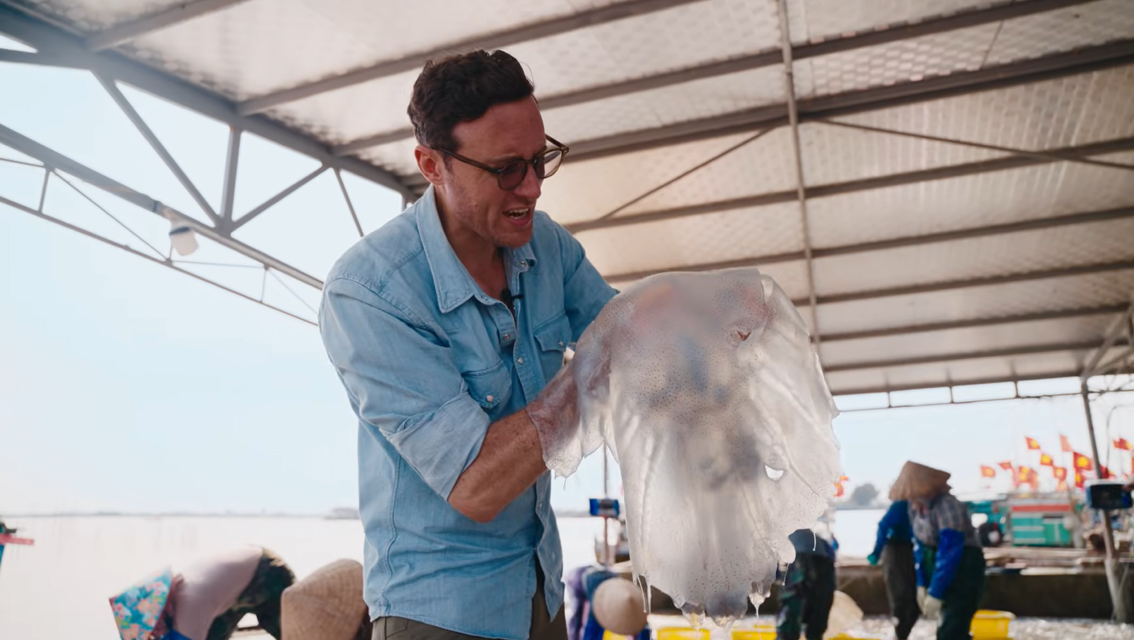 Khách Tây thử món mát lạnh, giòn sần sật ở vỉa hè Hà Nội, khen ngon khó tin - 1