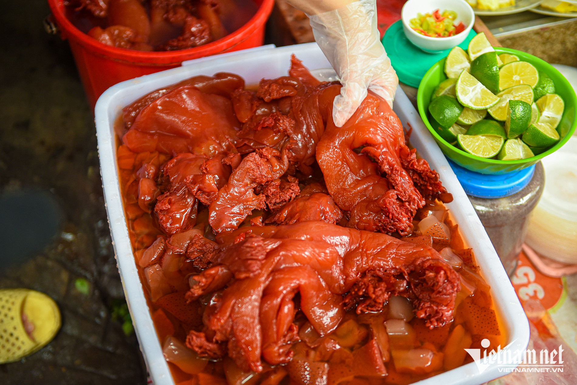 Khách Tây thử món mát lạnh, giòn sần sật ở vỉa hè Hà Nội, khen ngon khó tin - 7