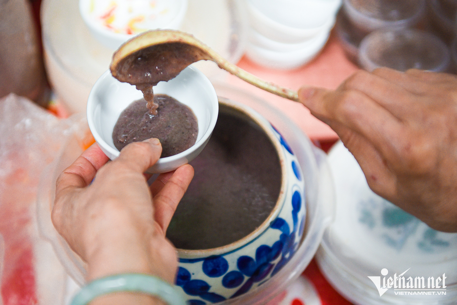 Khách Tây thử món mát lạnh, giòn sần sật ở vỉa hè Hà Nội, khen ngon khó tin - 8