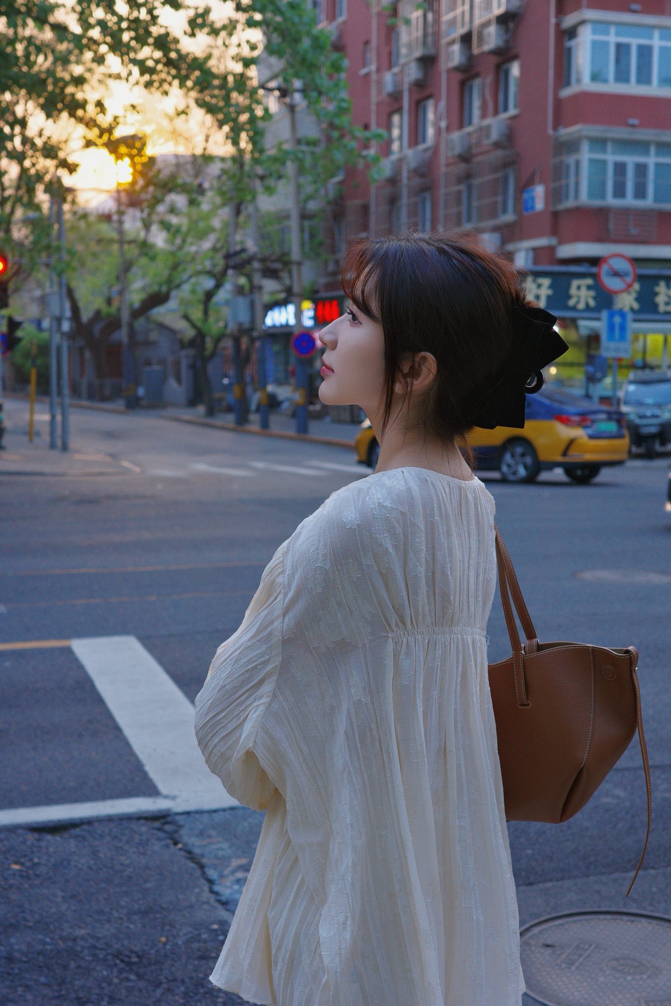 Mới đây, nữ diễn viên khoe bộ ảnh xuống phố tối giản nhưng không đơn điệu.