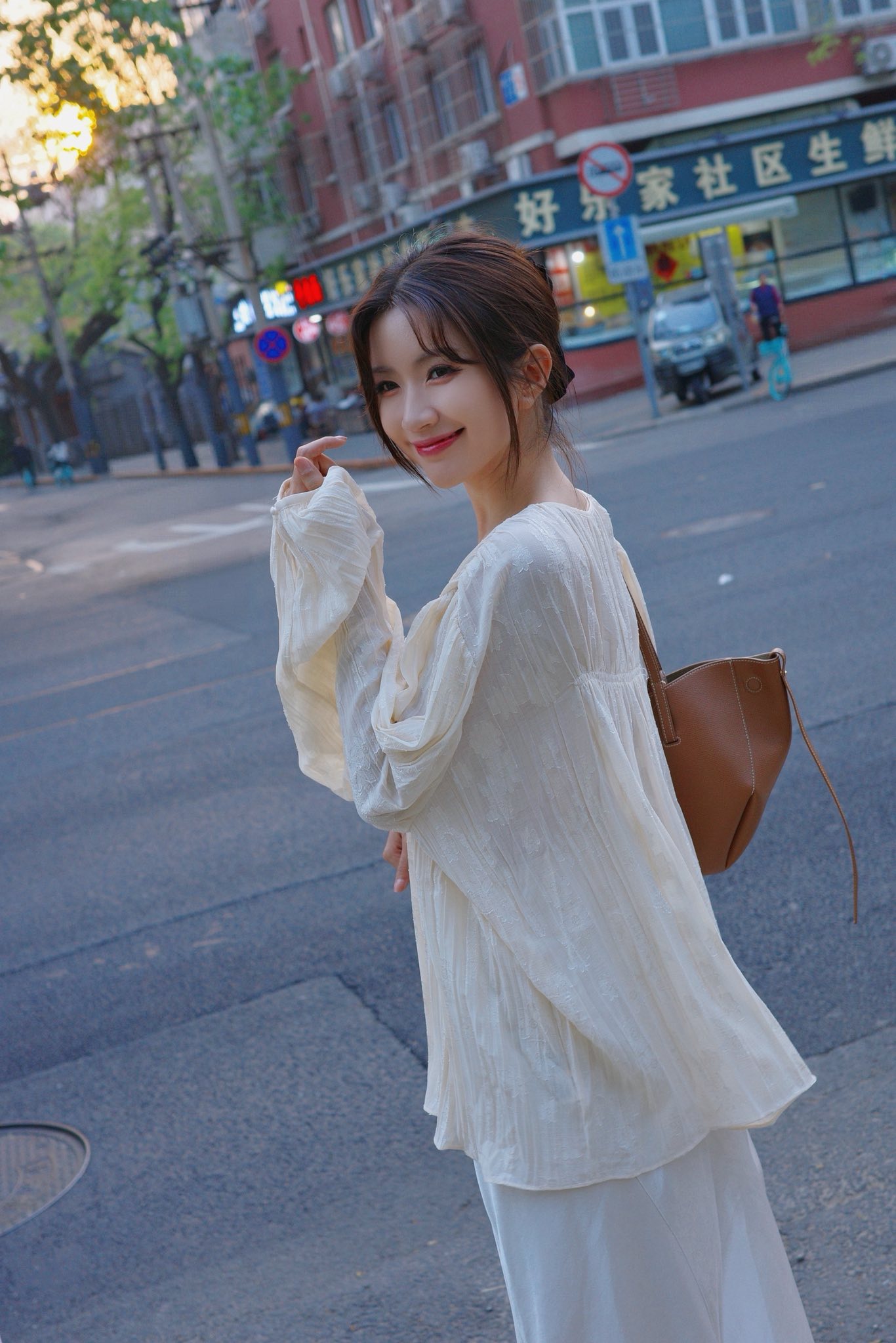 Sinh năm 1999, quê Ninh Bình (Nam Định cũ), Ngọc Huyền từng theo học ngành thiết kế thời trang tại Đại học Mỹ thuật Công nghiệp – nền tảng giúp cô có gu thẩm mỹ tốt và cách phối đồ tinh tế. Điều này lý do vì sao mỗi lần xuất hiện, nữ diễn viên luôn mang đến cảm giác giác nhẹ nhàng, mong manh, vừa nữ tính vừa hiện đại.