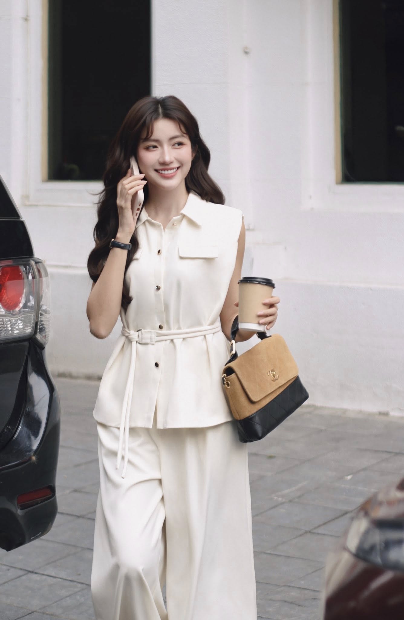 Một outfit khác được Ngọc Huyền hướng tới hình ảnh người a classTextlinkBaiviet hrefhttps://eva.vn/phụ nữ/a trẻ hiện đại nhưng kín đáo. Những bộ trang phục như: Jumpsuit hoặc set đồ đơn sắc; Áo sơ mi mi mềm + quần sóc;... mix túi xách hàng hiệu tinh giản.