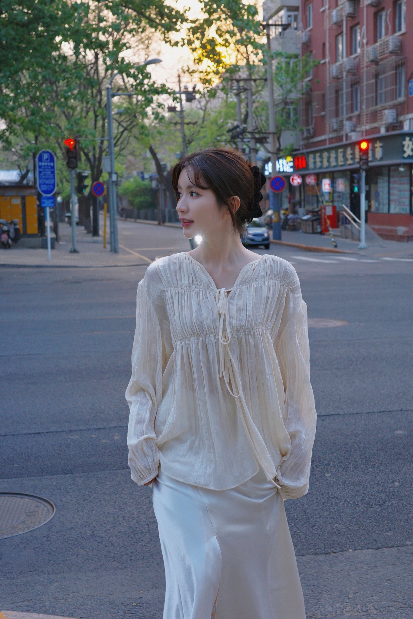 Đặc biệt, cách phối đồ của cô luôn có điểm chung: không quá đơn giản nhưng vẫn tỏa khí chất “tiểu thư.