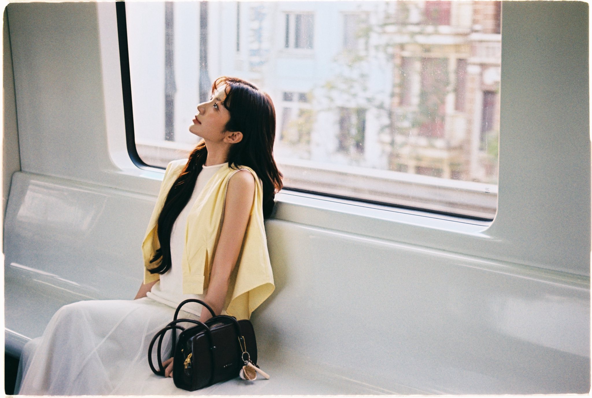 Váy dài cùng áo không tay mềm mại phối khăn quàng giả áo - một phong cách này mang đậm hơi hướng “nàng thơ Hàn Quốc” , tạo cảm giác thư thái, trong trẻo và đầy cảm hứng.