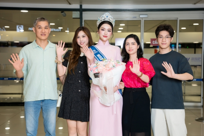 Gia đình Phan Phương Oanh chụp ảnh kỷ niệm trước khi lên xe trở về nhà.