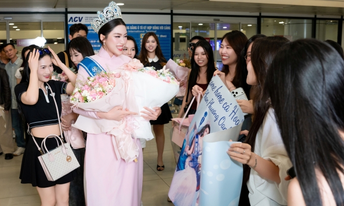 Hội bạn thân của Phan Phương Oanh in băng rôn, poster khuấy động không khí. Khi người đẹp bước ra cổng, họ hô tên chúc mừng khiến Phương Oanh xúc động.