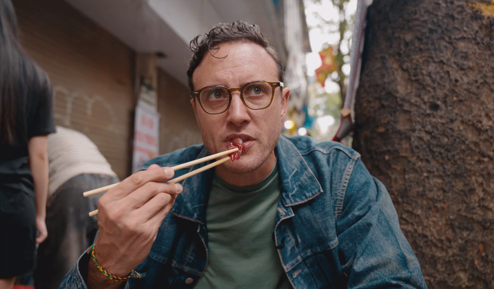 Khách Tây nếm thử phần chân sứa, khen giòn sần sật. Ảnh: Andrew Fraser