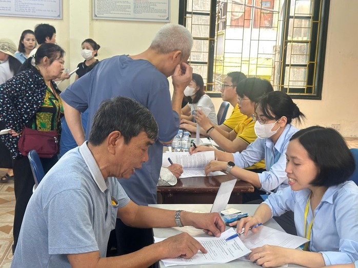 Hướng dẫn người dân làm thủ tục thay đổi về ủy quyền nhận lương hưu